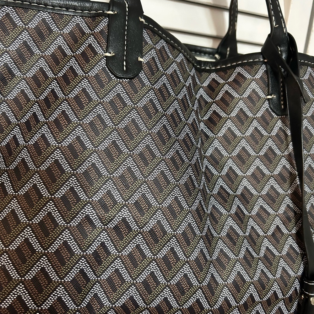 Stylish Black and Gray Tote Bag with Pouch - Picture 2 of 4